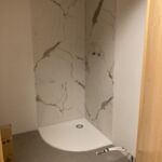 Douche d'angle et WC